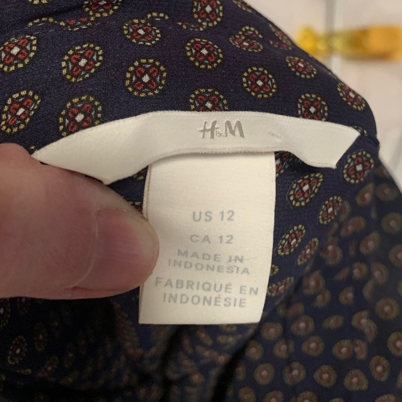 Sheer sleeveless H&M top.  Size 12.  Excellent condition. - Picture 3 of 4